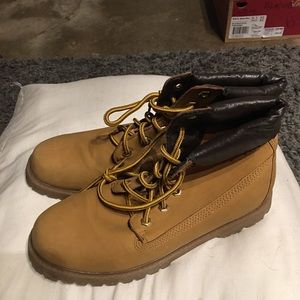 Boots size 7/8